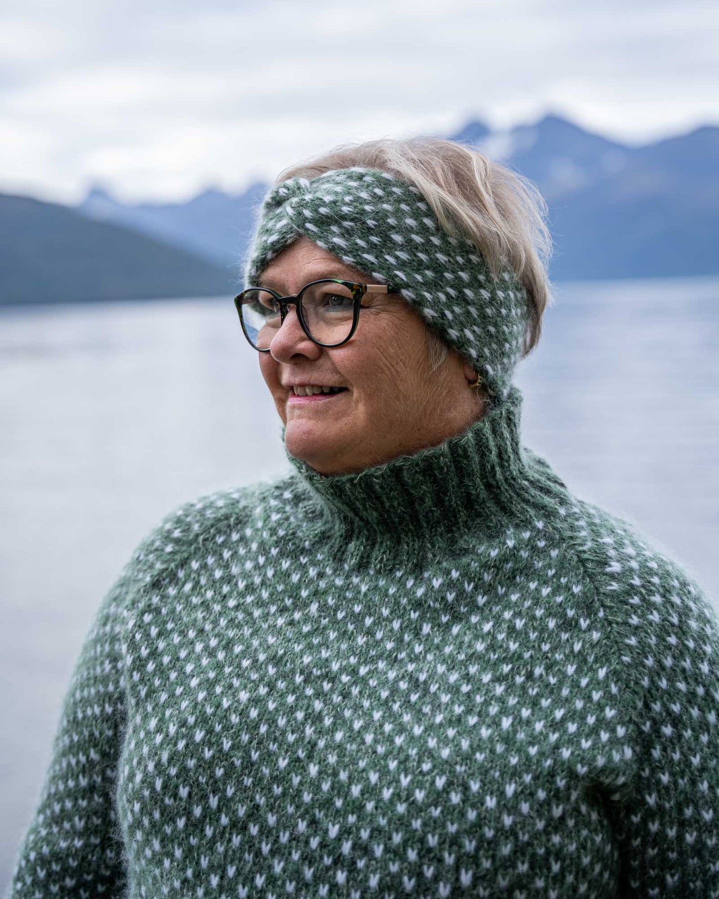 Drømmepannebånd  er et mykt og varmt pannebånd i et elegant design. Dette er strikket i grønt garn fra Sandnes