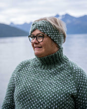 Last inn bildet i Galleri-visningsprogrammet, Drømmepannebånd  er et mykt og varmt pannebånd i et elegant design. Dette er strikket i grønt garn fra Sandnes
