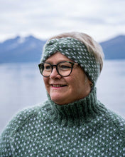 Last inn bildet i Galleri-visningsprogrammet, Drømmepannebånd  er et mykt og varmt pannebånd i et elegant design.
