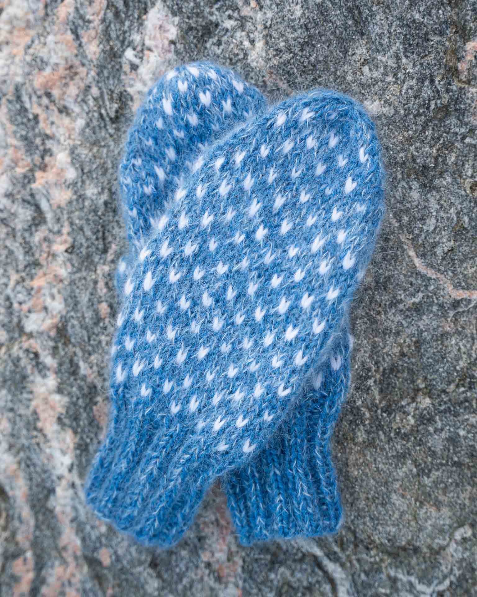Varme og gode votter i en nydelig blåfarge. 