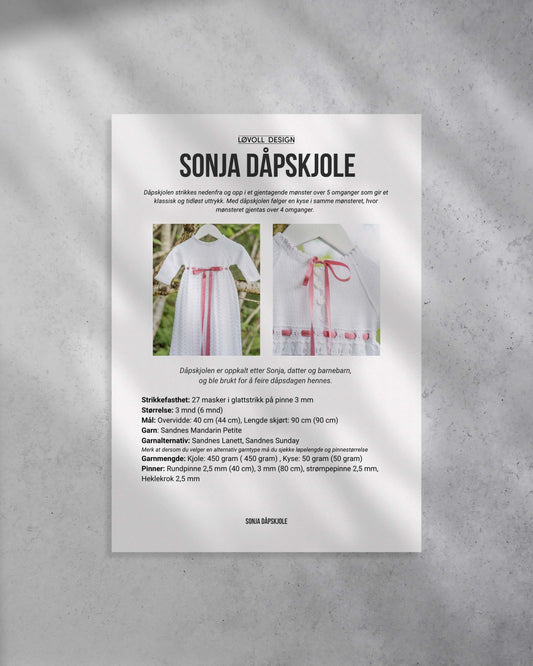 Strikkeoppskrift på Sonja Dåpskjole i  klassisk og tidløst design. Hvitt garn fra Sandnes Garn. 
