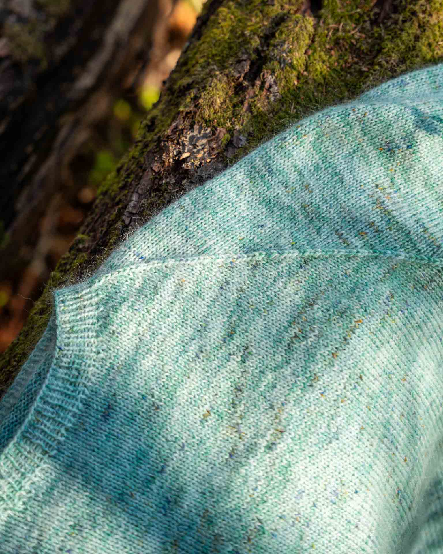Guro Sweater er en lett, myk og god genser som strikkes i dobbel tråd. Genseren strikkes nedenfra og opp med raglanfellinger og en flott melering.