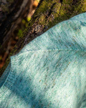 Last inn bildet i Galleri-visningsprogrammet, Guro Sweater er en lett, myk og god genser som strikkes i dobbel tråd. Genseren strikkes nedenfra og opp med raglanfellinger. 
