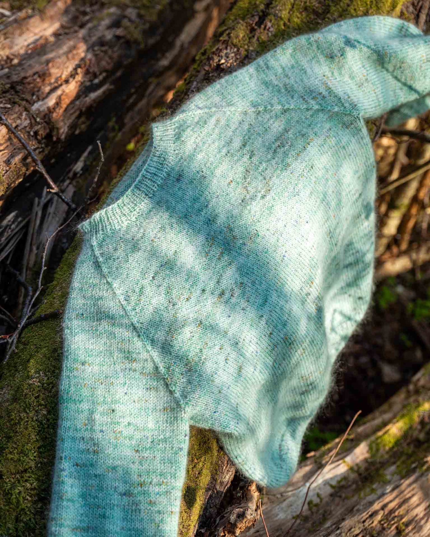 Guro Sweater er en lett og myk genser som strikkes i dobbel tråd. Genseren strikkes nedenfra og opp med raglanfellinger. Perfekt genser for vår og sommer.