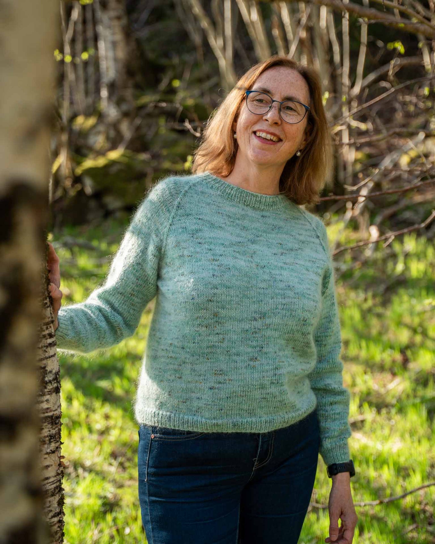 Guro Sweater er en lett og myk genser som strikkes i dobbel tråd. Genseren strikkes nedenfra og opp med raglanfellinger.