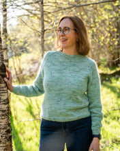 Last inn bildet i Galleri-visningsprogrammet, Guro Sweater er en lett og myk genser som strikkes i dobbel tråd. Genseren strikkes nedenfra og opp med raglanfellinger. Passer perfekt til en deilig vårdag.
