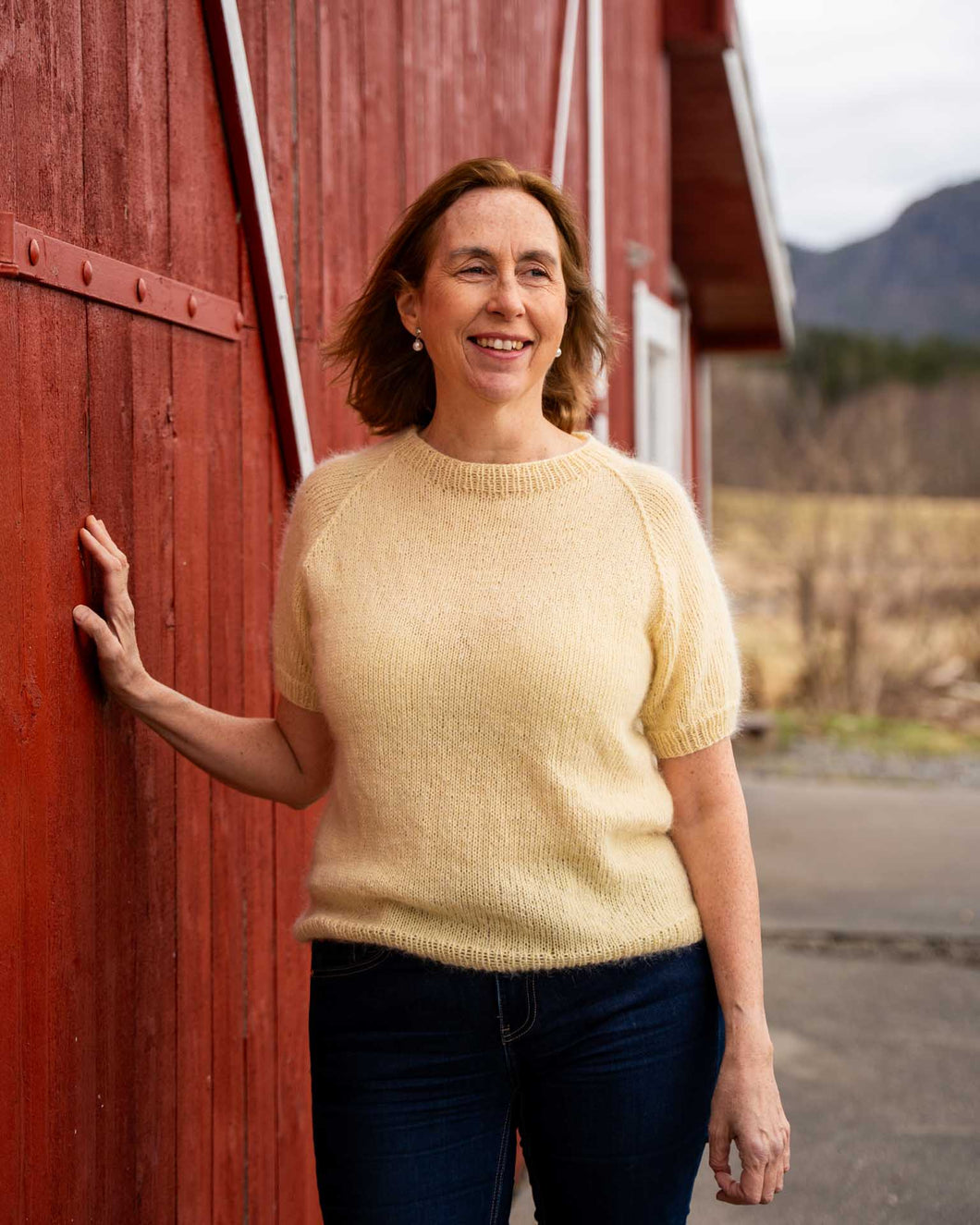 Guro Tee er en lett og sommerlig topp som strikkes i dobbel tråd. Toppen strikkes nedenfra og opp med raglanfellinger.