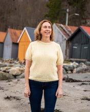 Last inn bildet i Galleri-visningsprogrammet, Guto Tee strikke nedenfra og opp med raglanfellinger. En trendy, og sommerlig strikket t-skjorte.
