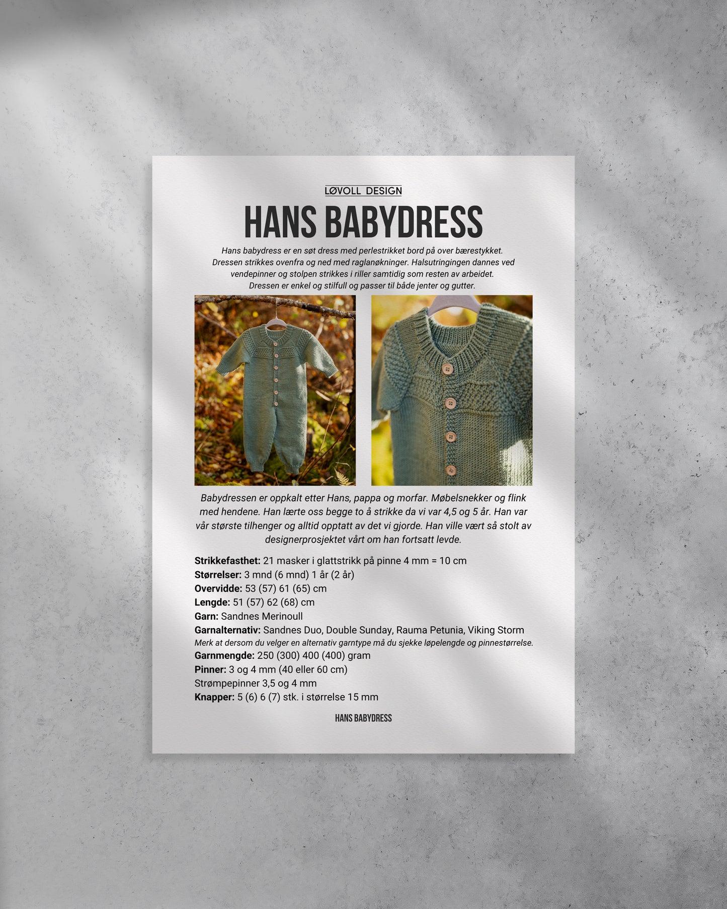 Hans babydress er en søt dress med perlestrikket bord på bærestykket. 
Dressen strikkes ovenfra og ned med raglanøkninger. Halsutringingen dannes ved vendepinner og stolpen strikkes i riller samtidig som resten av arbeidet. 
Dressen er enkel og stilfull og passer til både jenter og gutter. Forside på strikkeoppskriften.