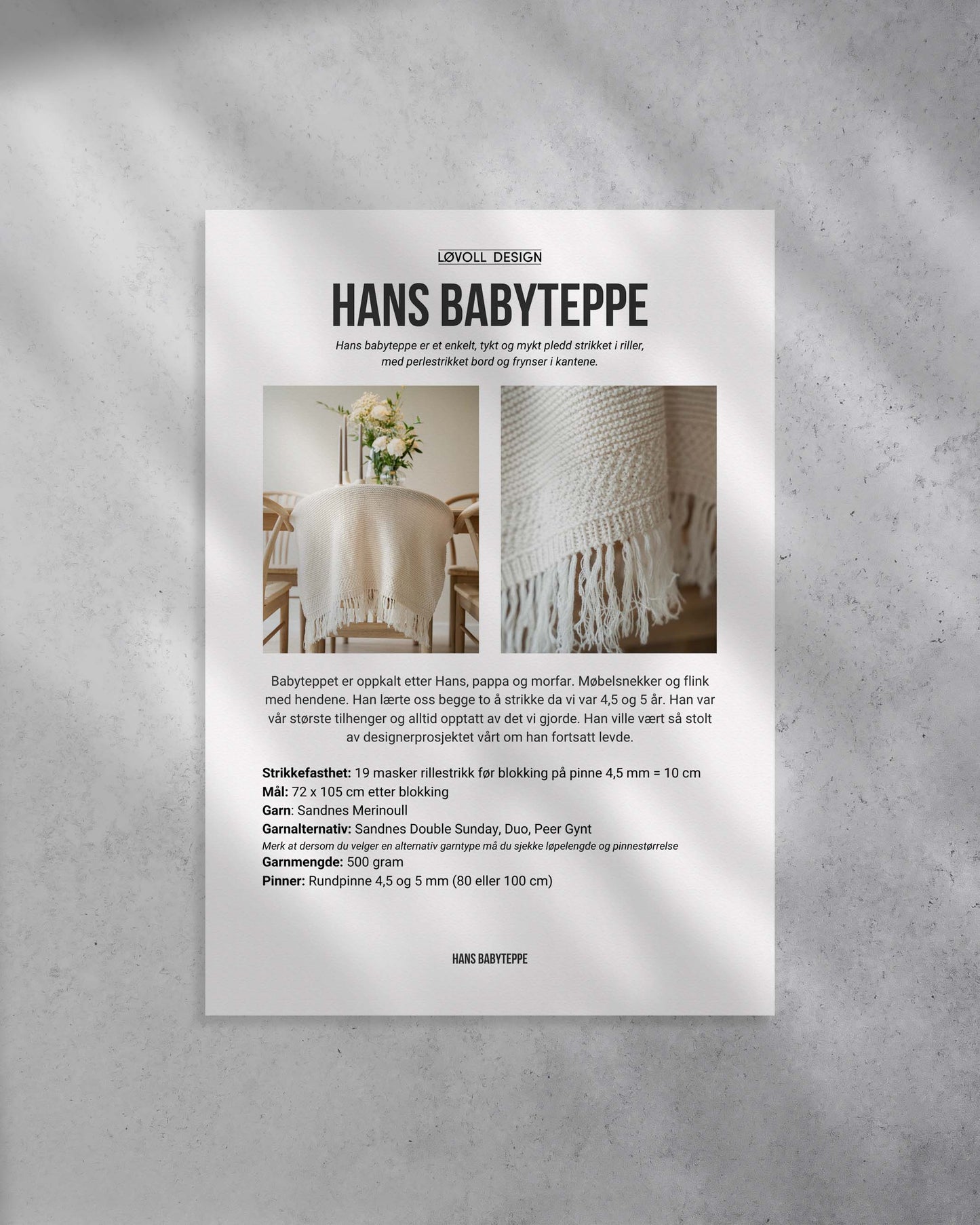 Hans babyteppe er et enkelt, tykt og mykt pledd strikket i riller, med perlestrikket bord og frynser i kantene. Forside på strikkeoppskriften.