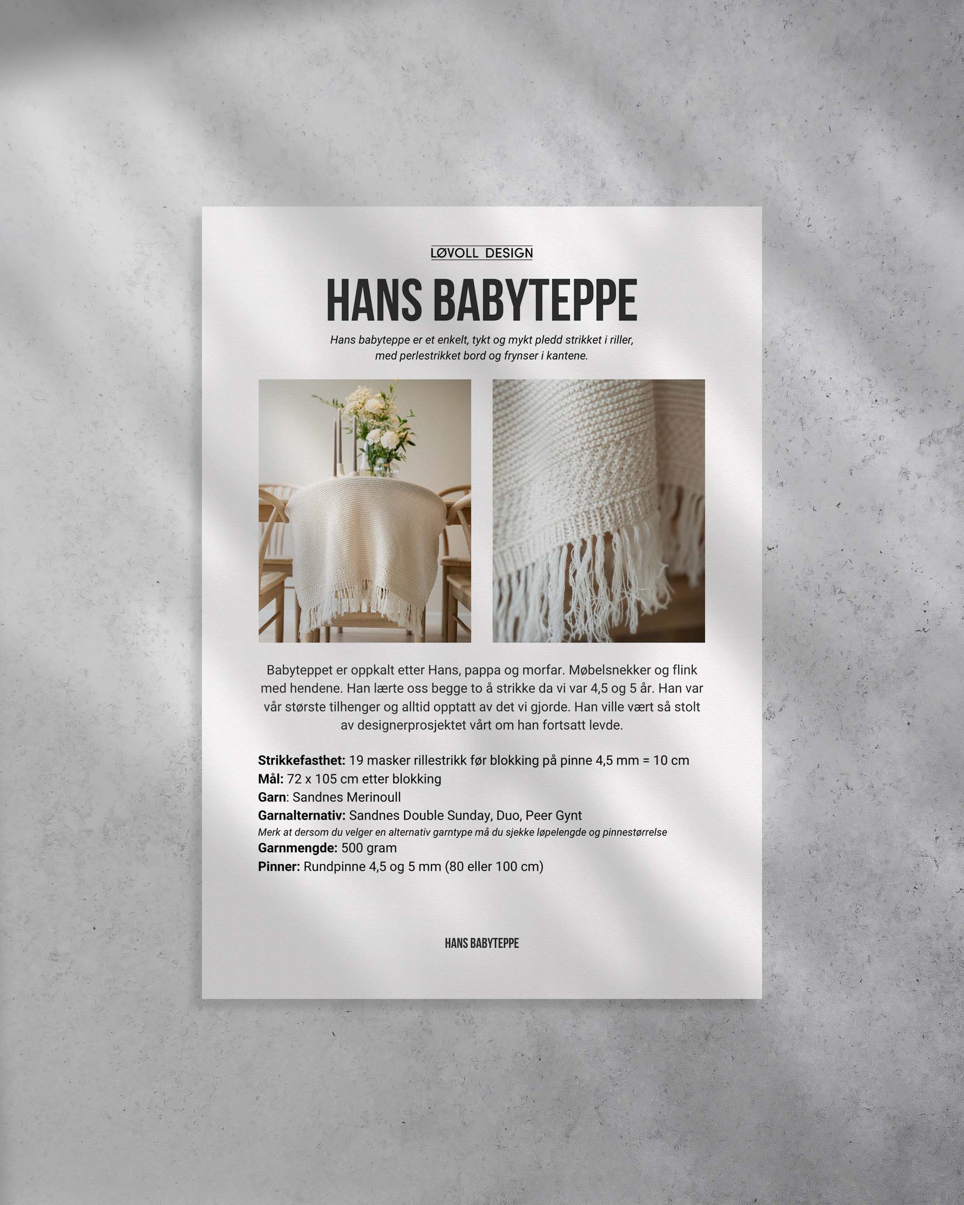 Hans babyteppe er et enkelt, tykt og mykt pledd strikket i riller, med perlestrikket bord og frynser i kantene. Forside på strikkeoppskriften.