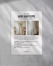 Last inn bildet i Galleri-visningsprogrammet, Hans babyteppe er et enkelt, tykt og mykt pledd strikket i riller, med perlestrikket bord og frynser i kantene. Forside på strikkeoppskriften.
