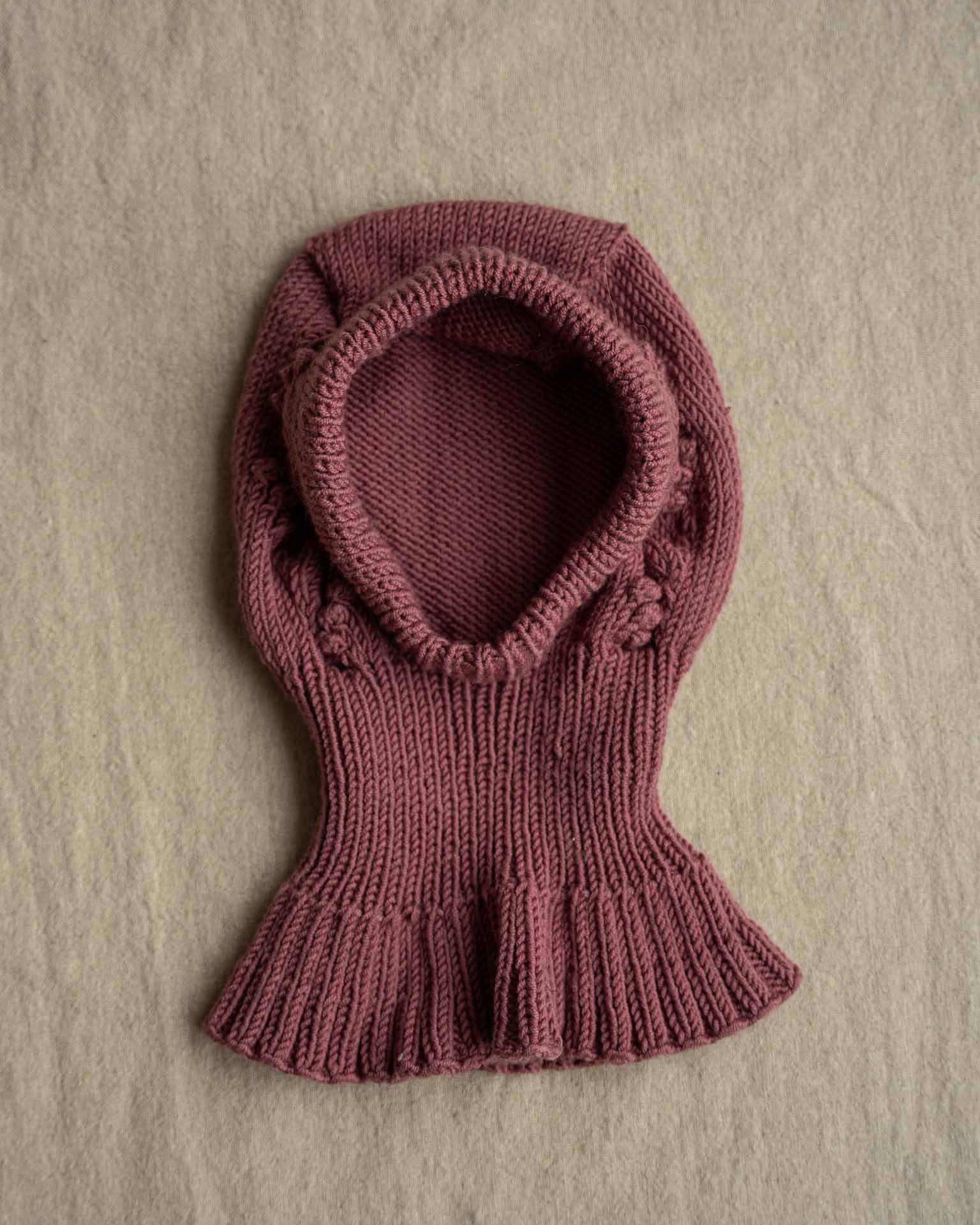 Helga Balaclava er en søt lue med nydelig struktur på begge sidene av luen. Varmer godt og er perfekt på kalde dager og til å ha i barnehagen.