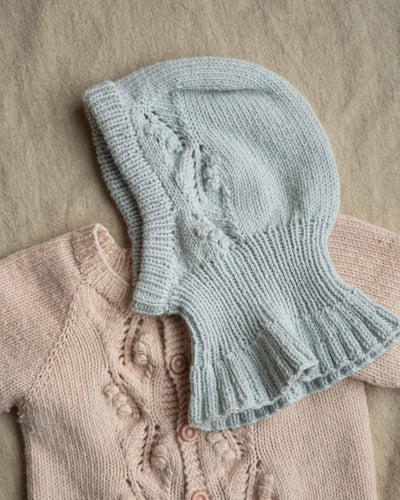 Helga Balaclava er en søt lue med nydelig struktur på begge sidene av luen. Balaklavaen er deilig, myk og varm.