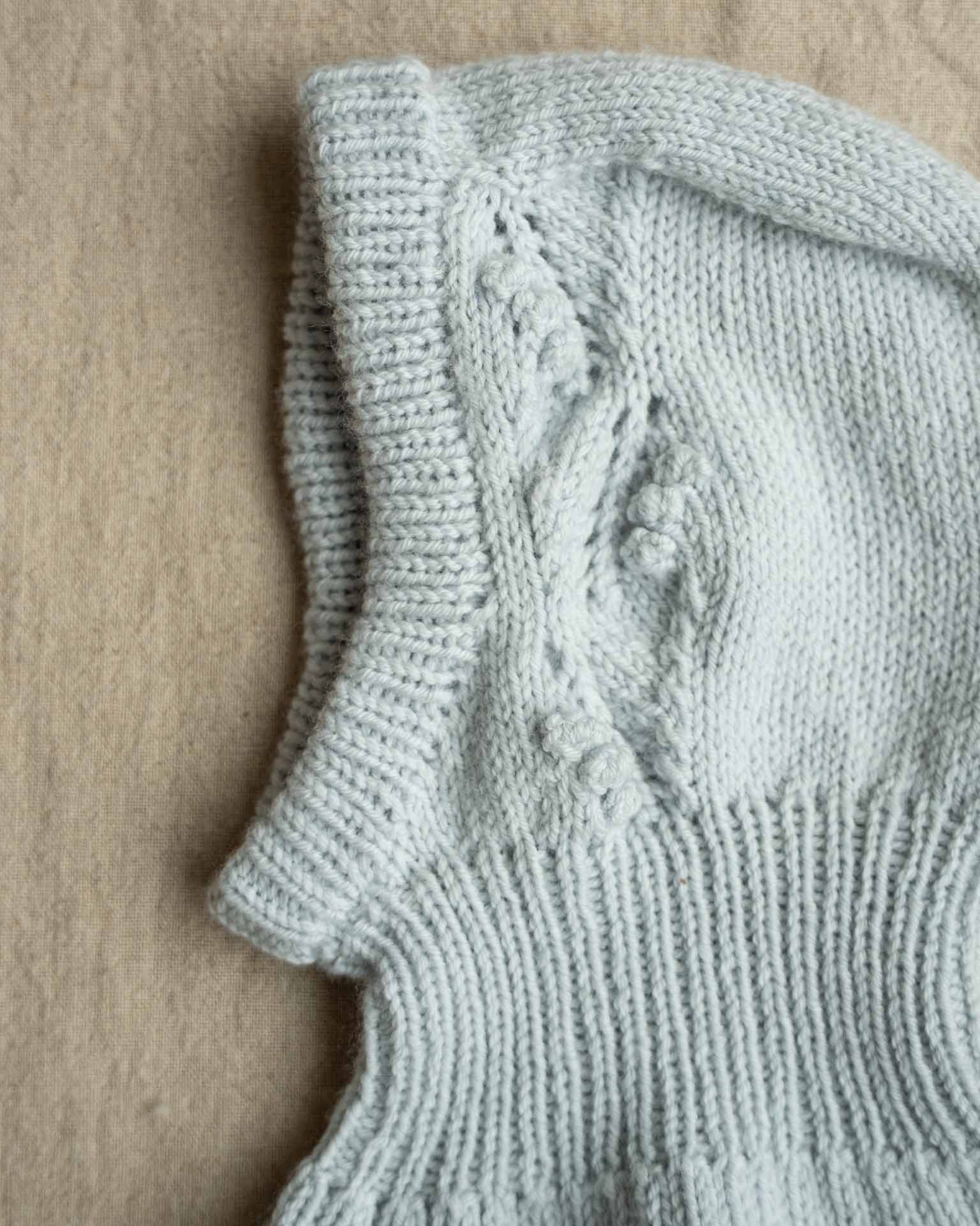 Helga Balaclava er en søt lue med nydelig struktur på begge sidene av luen. Balaklavaen har et nydelig mønster.