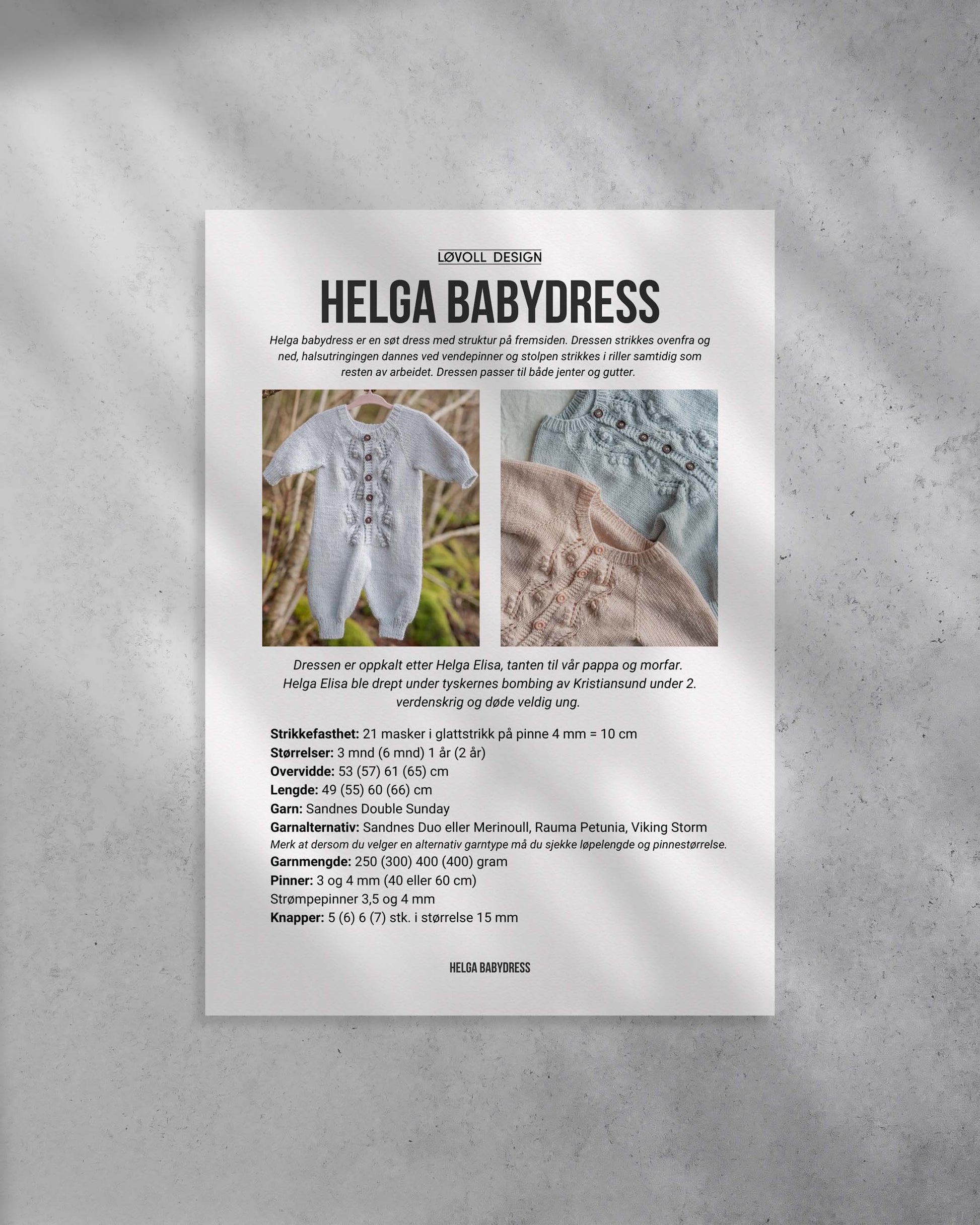 Helga babydress er en søt dress med struktur på fremsiden. Dressen strikkes ovenfra og ned, halsutringingen dannes ved vendepinner og stolpen strikkes i riller samtidig som resten av arbeidet. 