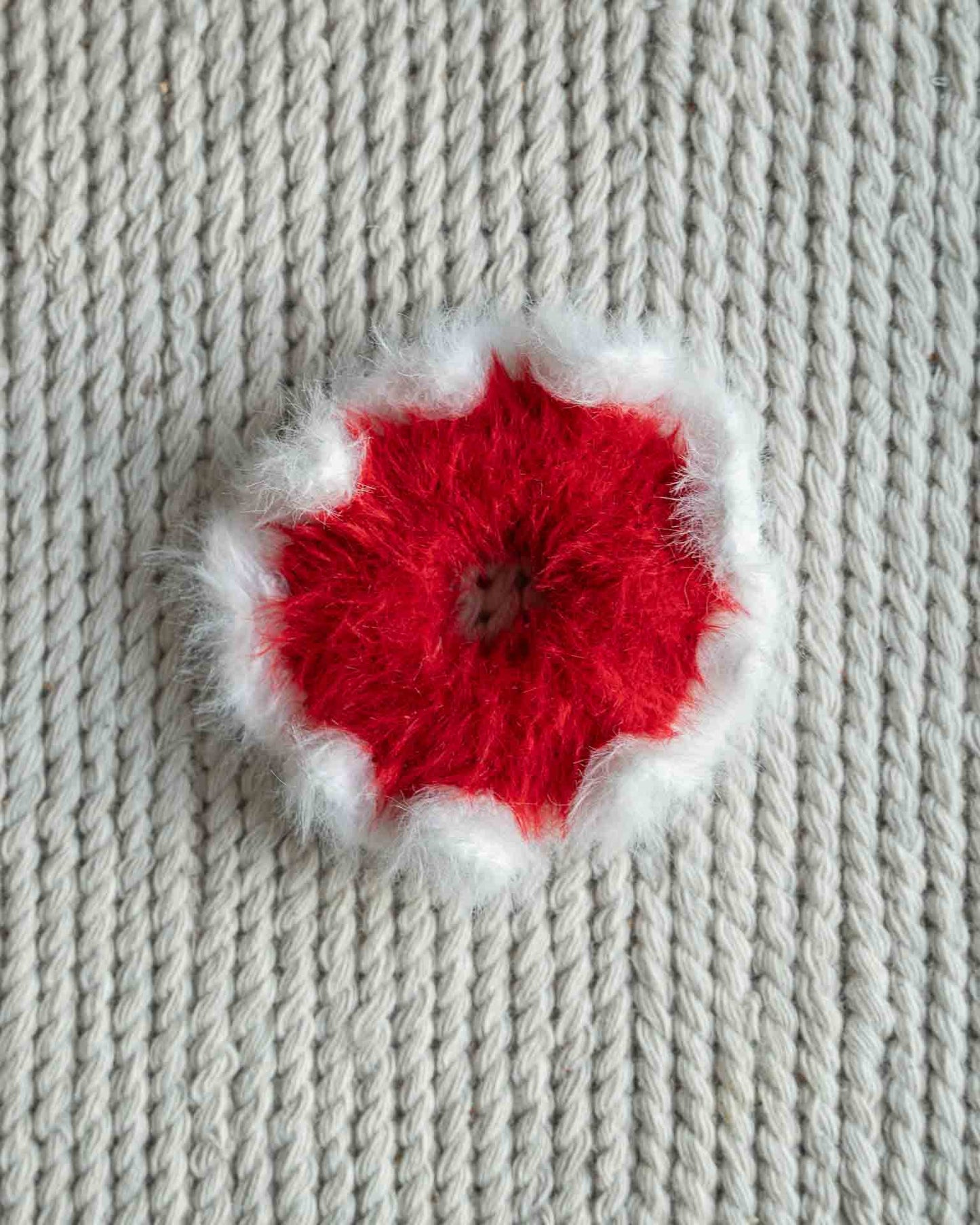 Henrikke Julescrunchie er en enkel og søt hårstrikk som gir julestemning.
Julescrunchien hører til i samme serien som Henrikke Julestrømpe. Et perfekt restegarnsprosjekt.