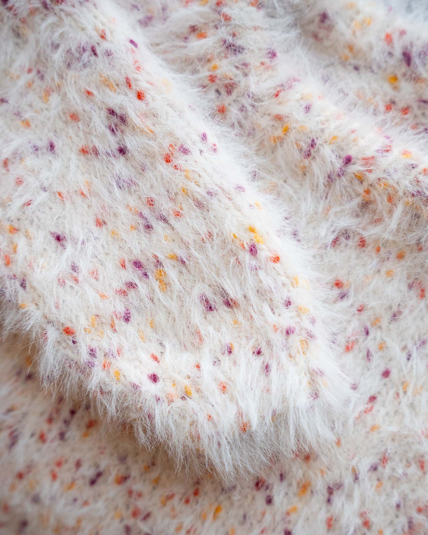 Henrikke sweater er en pusete og myk genser i en trendy garnkombinasjon. Alternativ fargekombinasjon med gul, oransje og lilla.
