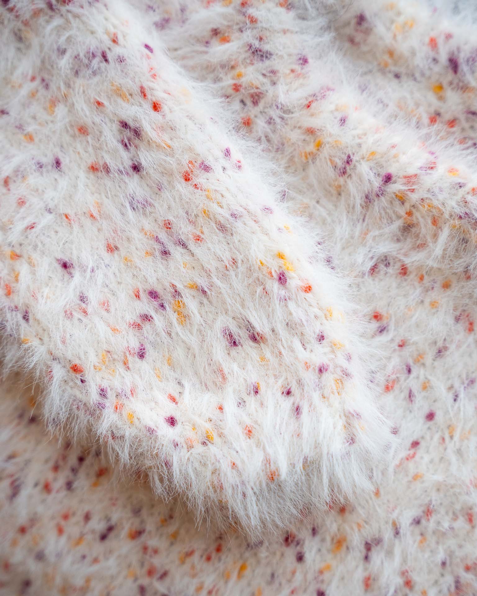 Henrikke sweater er en pusete og myk genser i en trendy garnkombinasjon. Alternativ fargekombinasjon med gul, oransje og lilla.