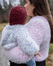 Last inn bildet i Galleri-visningsprogrammet, Henrikke sweater er en pusete og myk genser i en trendy garnkombinasjon. Kommer også i voksen størrelser og er perfekt for mamma og mini match.

