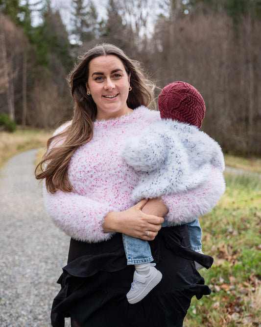 Henrikke sweater er en pusete og myk genser i en trendy garnkombinasjon.
Henrikke Sweater kommer også i barnestørrelse, og er en perfekt mamma og mini match.