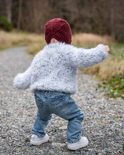 Last inn bildet i Galleri-visningsprogrammet, Henrikke sweater er en pusete og myk genser i en trendy garnkombinasjon.
Genseren strikkes nedenfra og opp med raglanfellinger.
