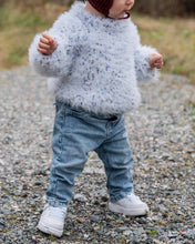 Last inn bildet i Galleri-visningsprogrammet, Henrikke sweater er utrolig myk, deilig og pusete strikkegenser i en trendy garnkombinasjon.
Strikkegenseren bruker Gjesdal Pelz som garn.
