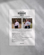 Last inn bildet i Galleri-visningsprogrammet, Henrikke sweater er en pusete og myk strikkegenser i en trendy garnkombinasjon. Forside på strikkeoppskrift.
