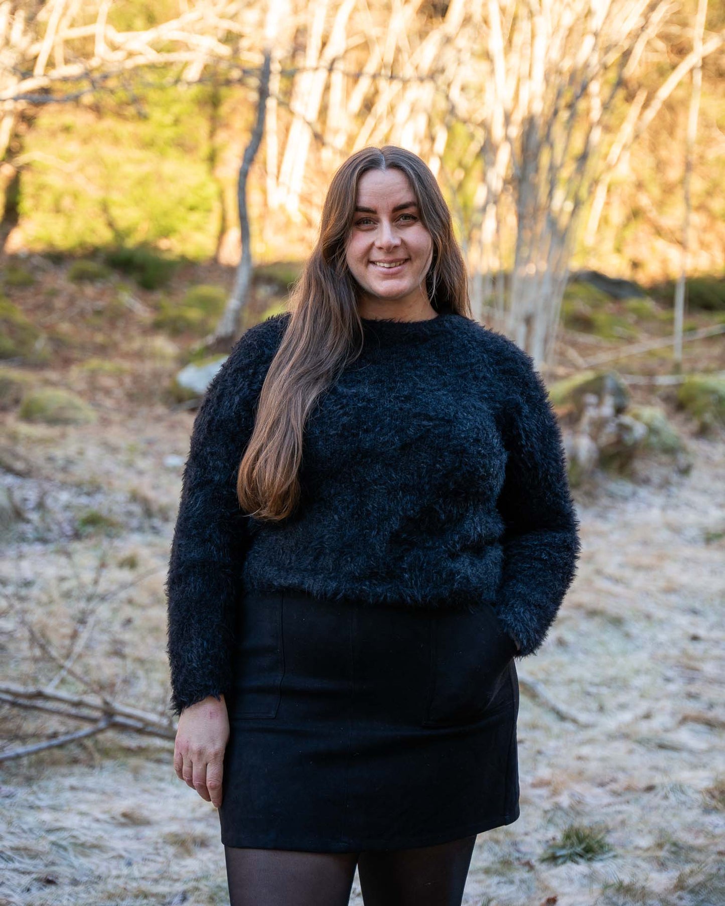 Henrikke sweater er en genser i en tøff garnkombinasjon fra House of Yarn med Gjesdal Pelz, her i svart.