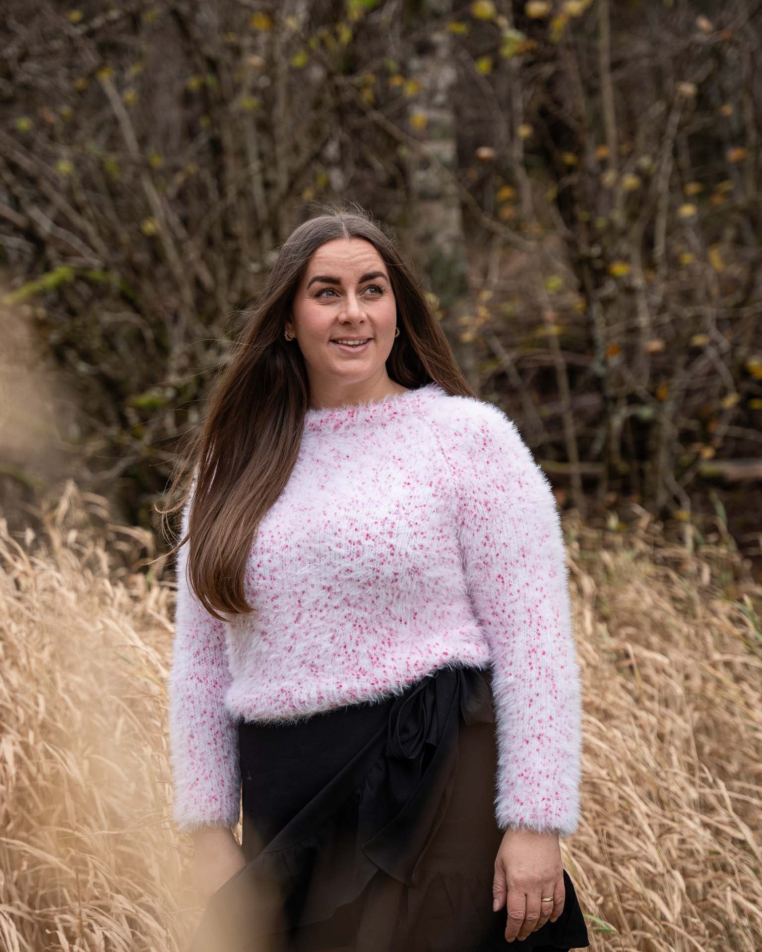 Henrikke sweater er en pusete og myk genser i en trendy garnkombinasjon.
Genseren strikkes nedenfra og opp med raglanfellinger. 