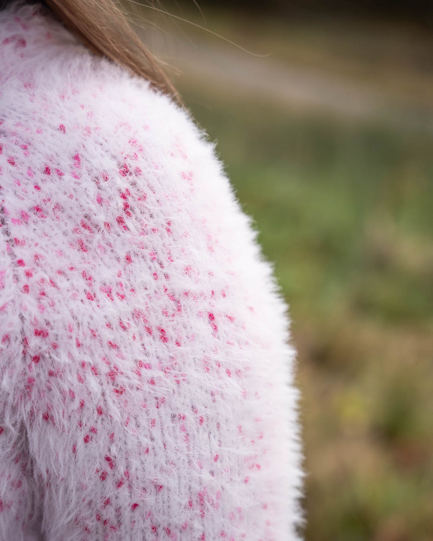 Henrikke sweater er en pusete og myk genser i en trendy og stilren garnkombinasjon. Nærbilde av garnkombinasjon.