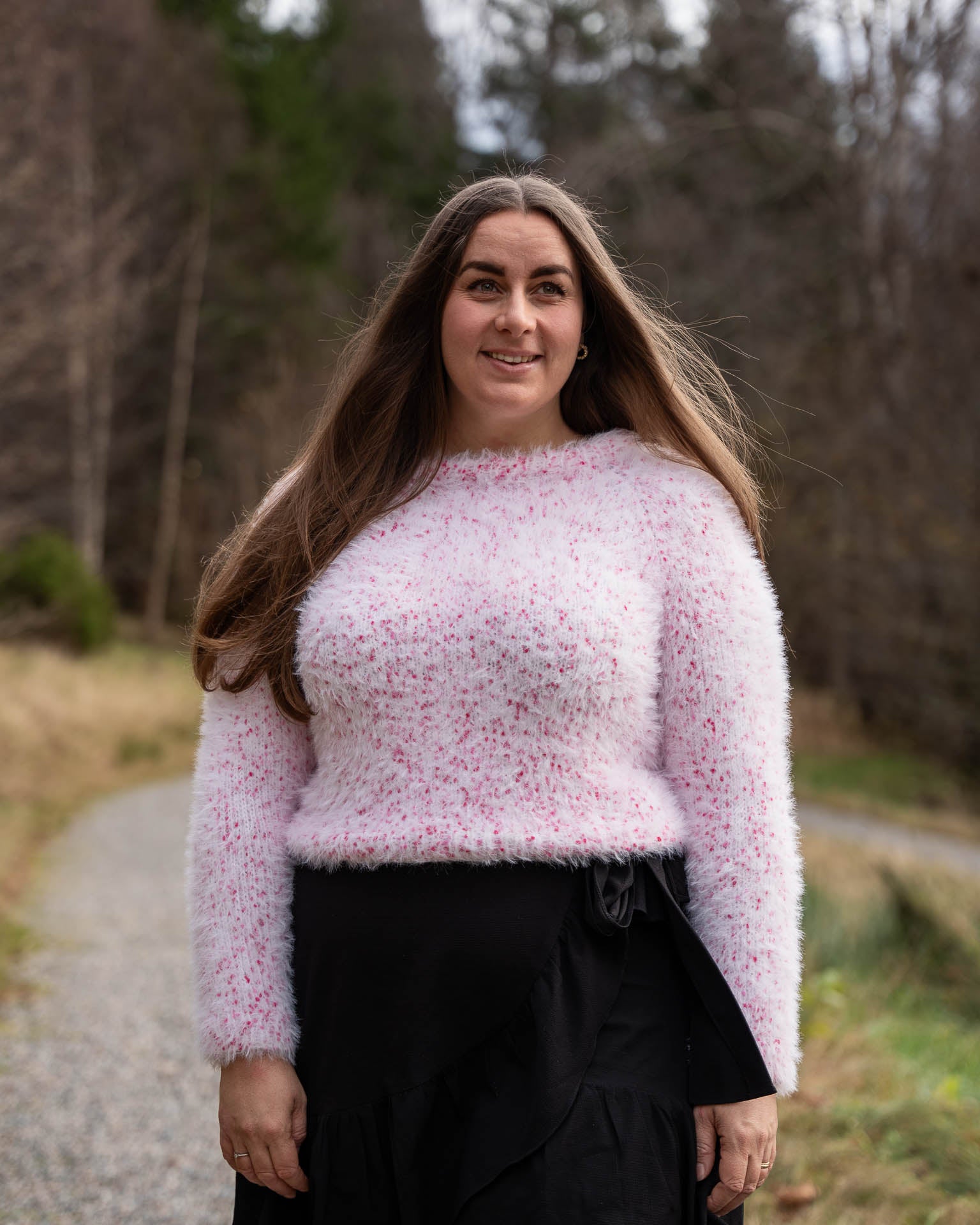 Henrikke sweater er en myk genser som er både trendy og stilren .
