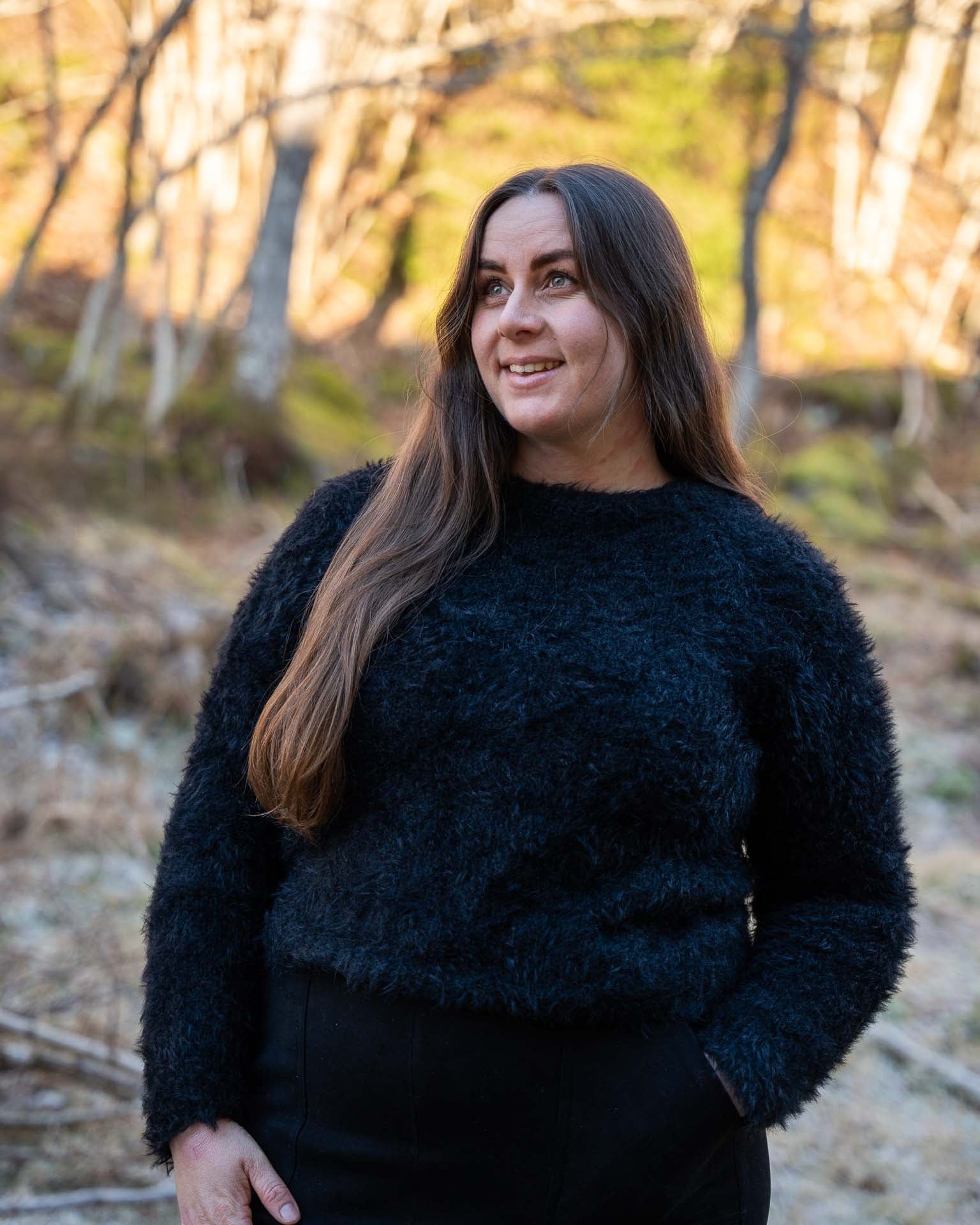 Henrikke sweater er en myk og deilig  strikket genser, her strikket i Gjesdal Pelz i svart.