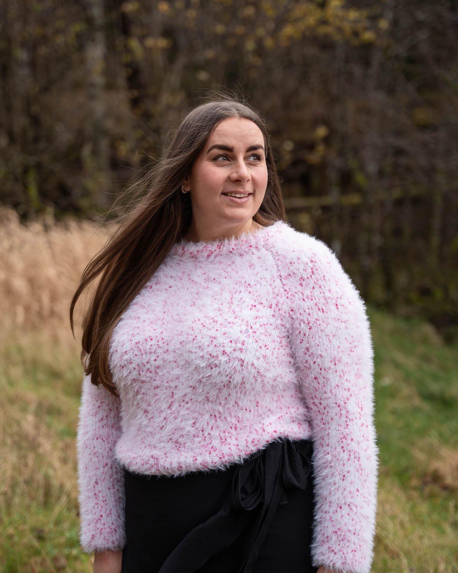 En pusete og myk genser i en trendy garnkombinasjon av Gjesdal Pelz, og Gjesdal Multi Dots.