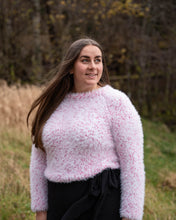 Last inn bildet i Galleri-visningsprogrammet, Henrikke sweater er en pusete og myk genser i en trendy garnkombinasjon av Gjesdal Pelz, og Gjesdal Multi Dots.
