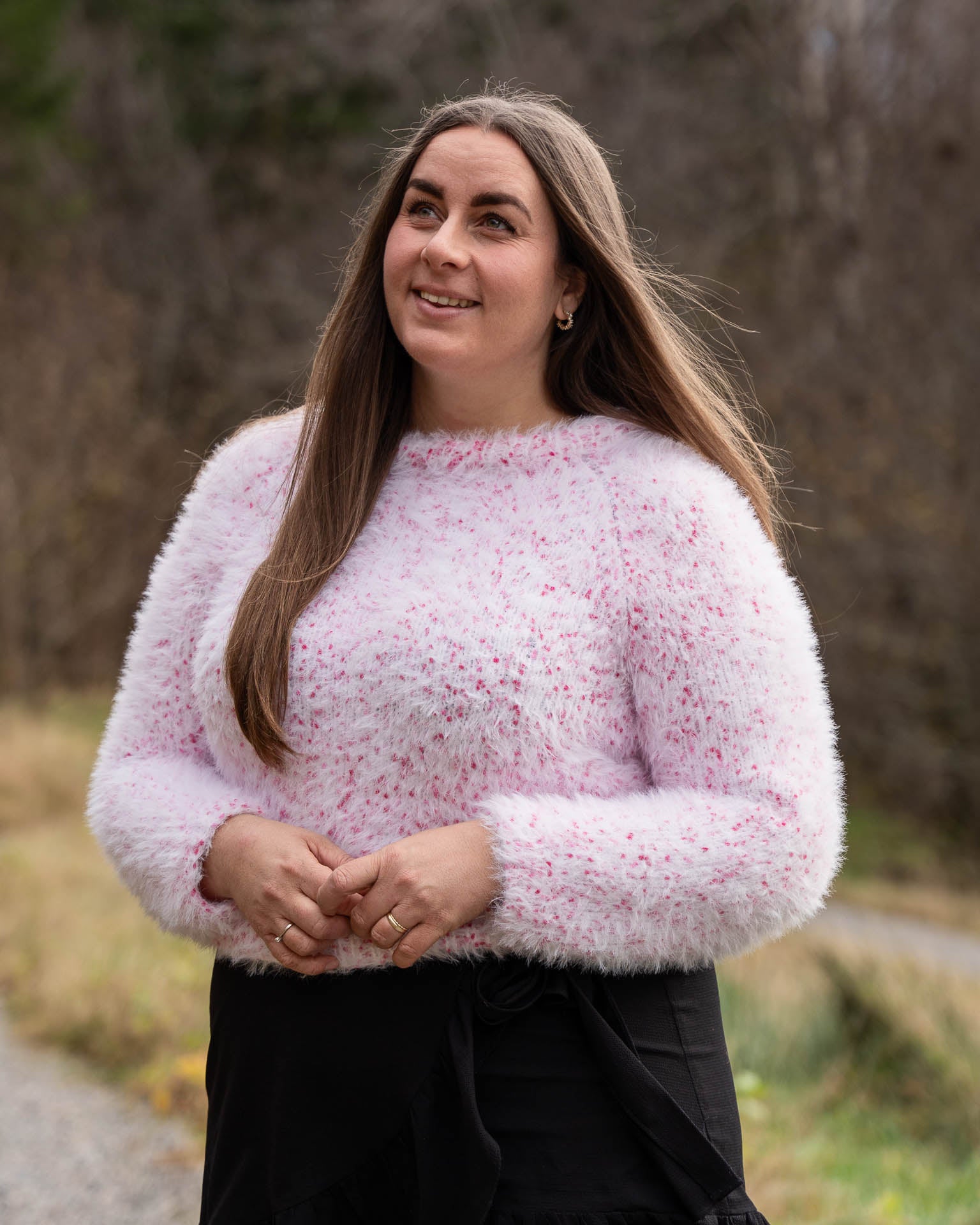 Henrikke sweater er en pusete og myk genser i en trendy og flott garnkombinasjon fra Gjesdal, med Gjesdal Pelz, og Gjesdal Multi Dots.
