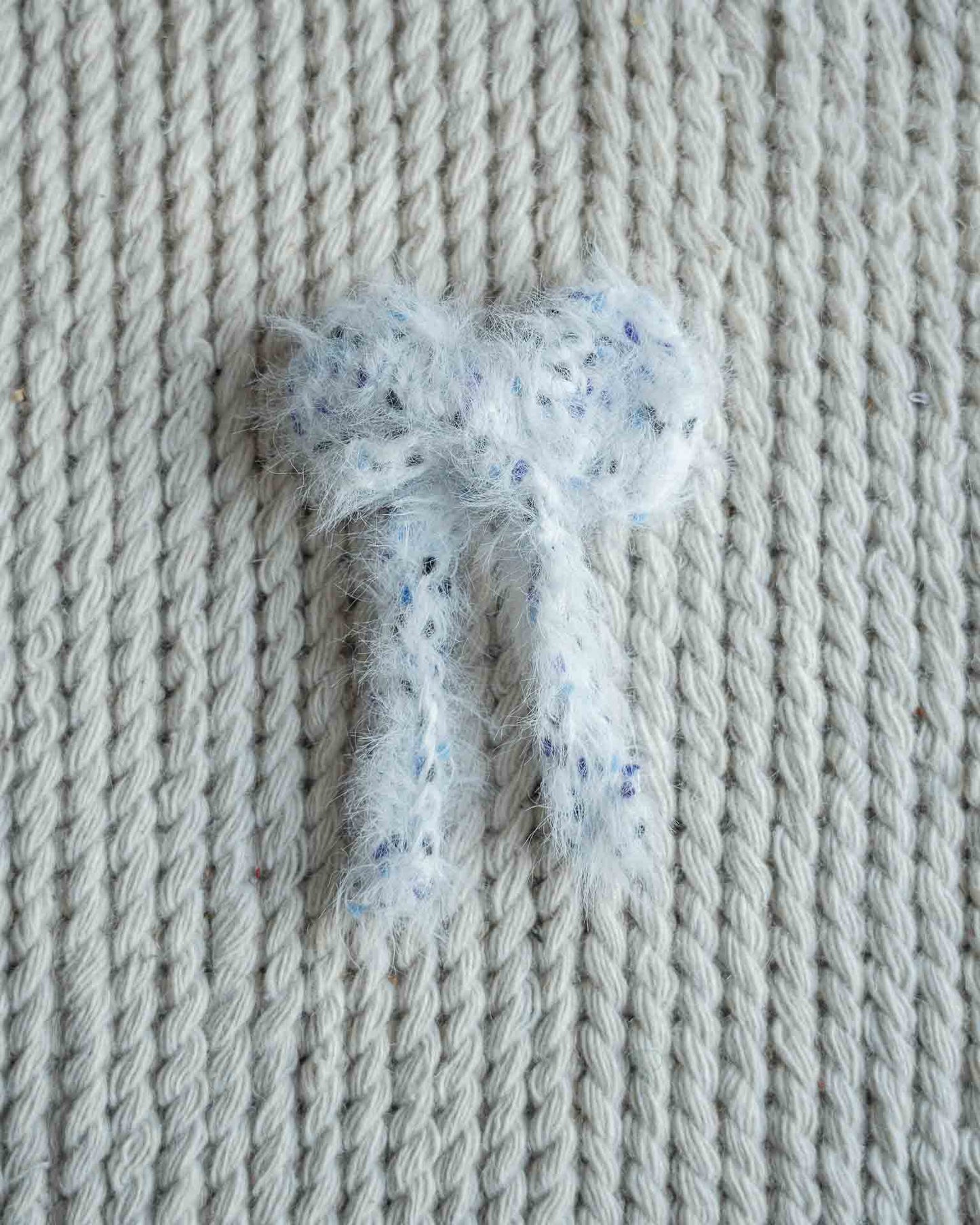 Henrikke sløyfe er en pusete og myk sløyfe i en trendy garnkombinasjon. Passer perfekt til restegarn, og kan brukes til pynt til håret, hjemmet eller juletreet. Gratis restegarnsprosjekt.