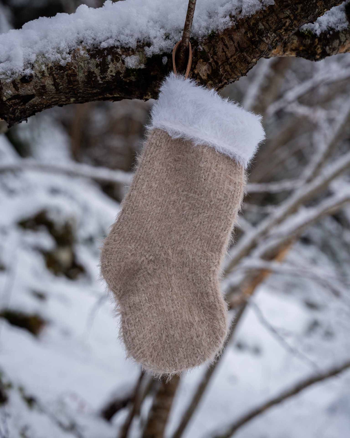 Henrikke julestrømpe er en klassisk julestrømpe med pelskant og skinnhempe. Julestrømpen kommer i tre ulike størrelser og har god hold slik at den henger pent. 