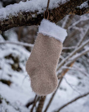 Last inn bildet i Galleri-visningsprogrammet, Henrikke julestrømpe er en klassisk julestrømpe med pelskant og skinnhempe. Julestrømpen kommer i tre ulike størrelser og har god hold slik at den henger pent. 
