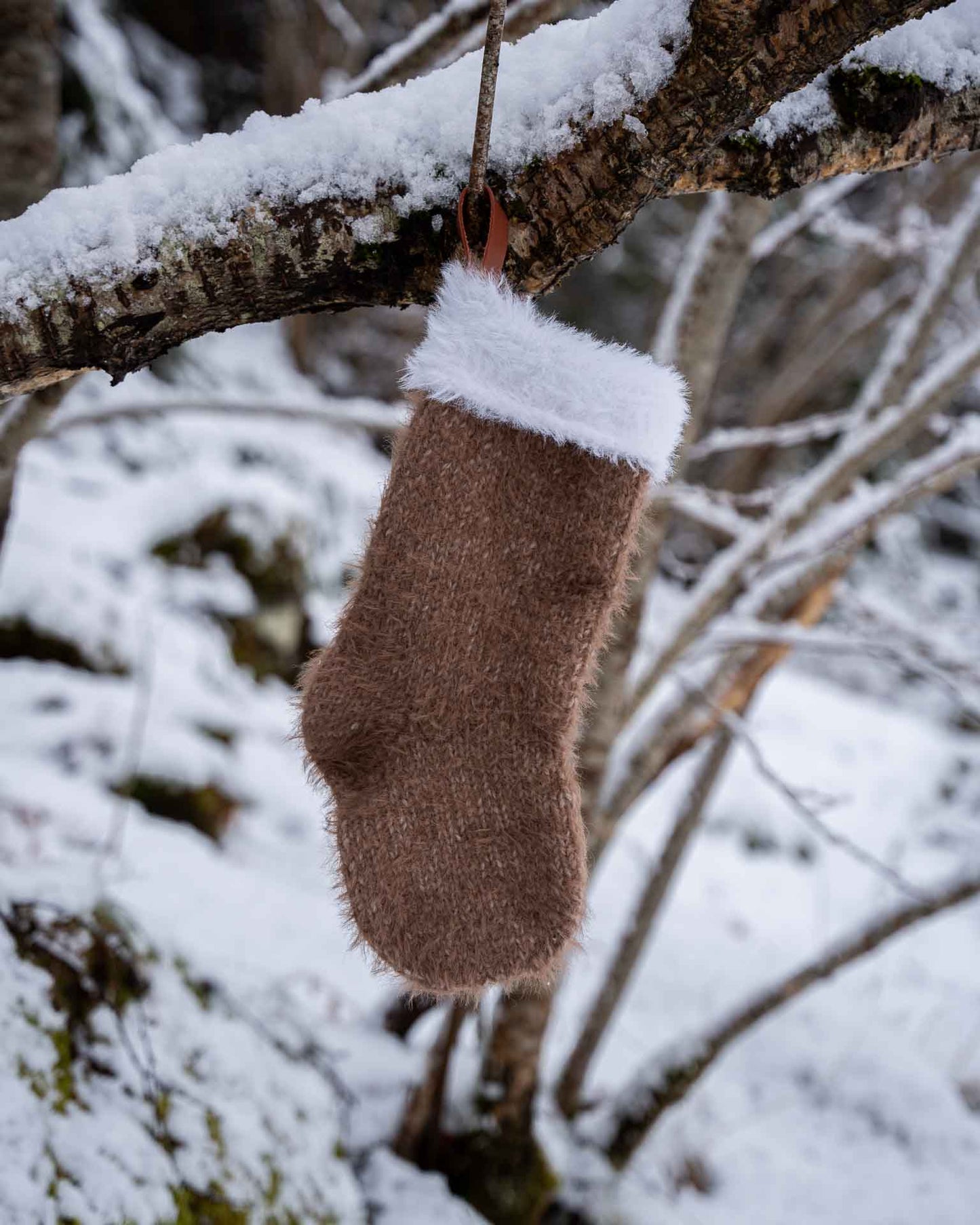 Henrikke julestrømpe er en klassisk julestrømpe med pelskant og skinnhempe. Julestrømpen kommer i tre ulike størrelser og har god hold slik at den henger pent. 