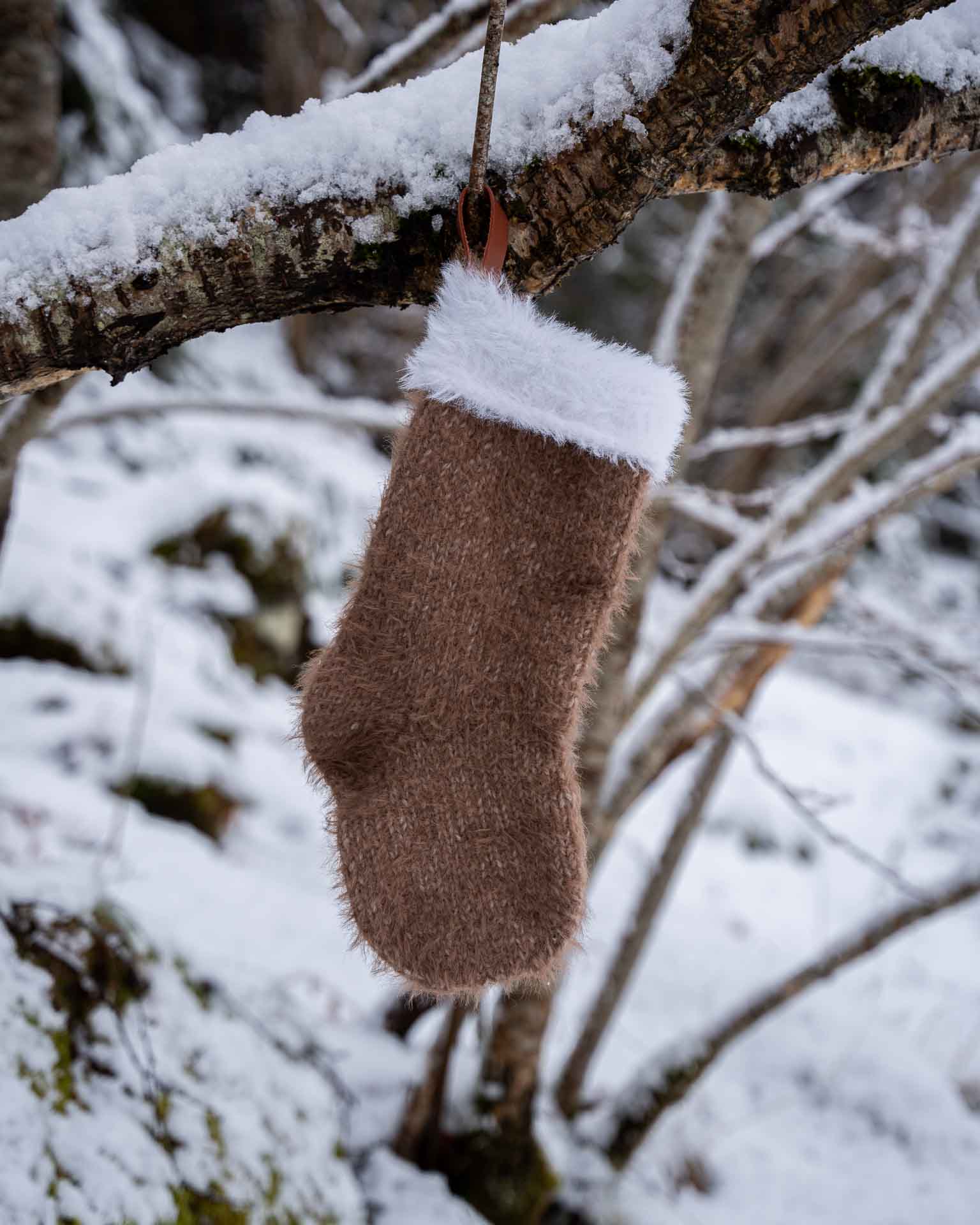 Henrikke julestrømpe er en klassisk julestrømpe med pelskant og skinnhempe. Julestrømpen kommer i tre ulike størrelser og har god hold slik at den henger pent. 