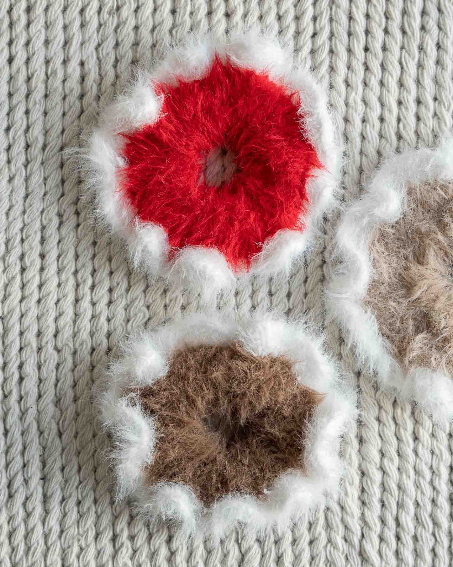 Henrikke Julescrunchie er en enkel og søt hårstrikk som gir julestemning og er et perfekt restegarnsprosjekt. 
