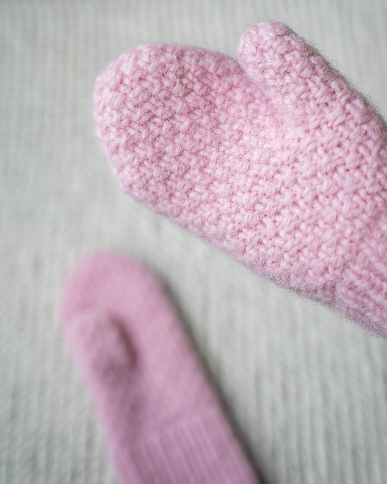 Strikkeoppskrift på Ingelin Tovavotter med strukturst rikk på begge sider. Dobbel perlestrikk på baksiden. Av bildet i Rosa strikket i Fritidsgarn fra Sandnes Garn.