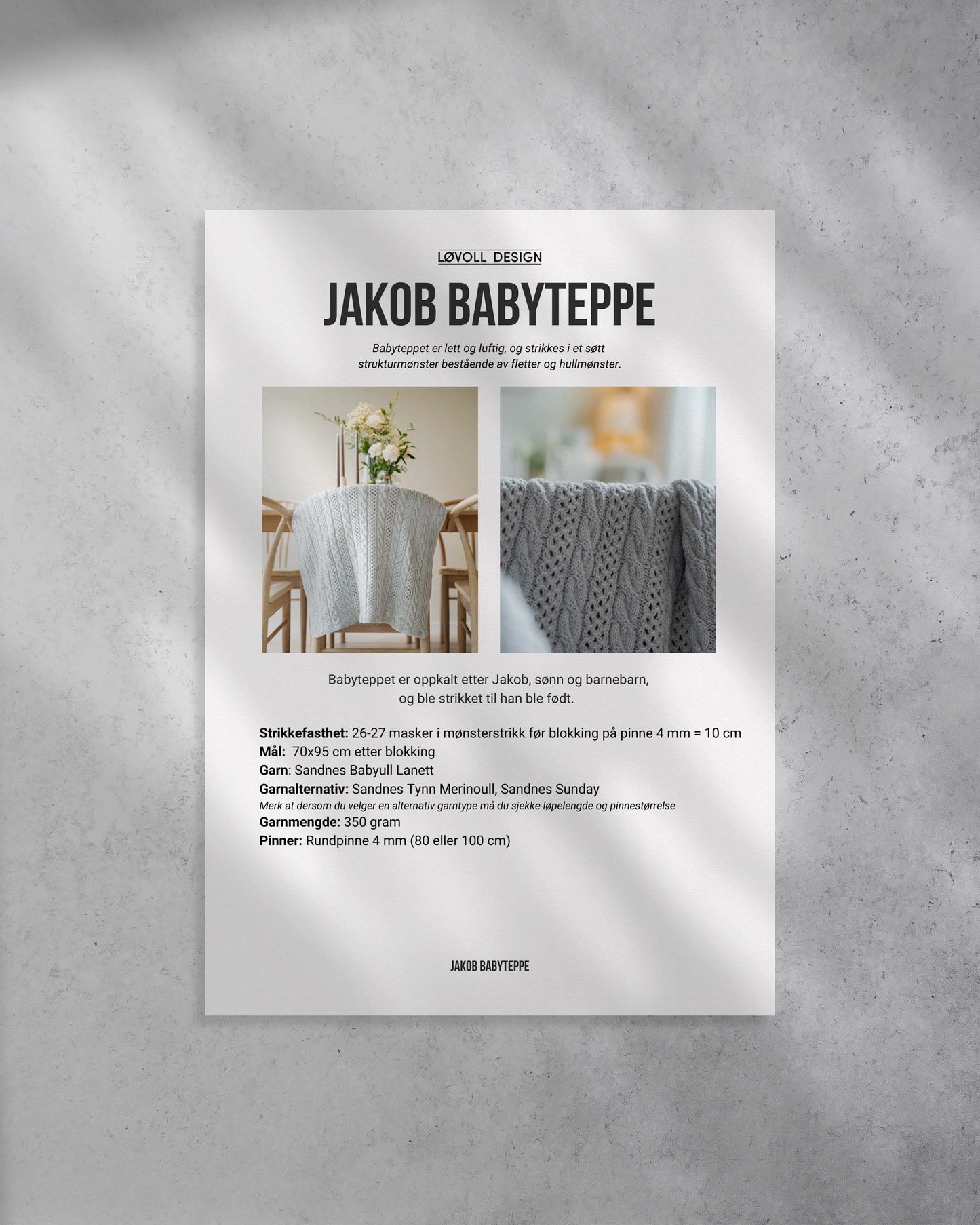 Babyteppet er lett og luftig, og strikkes i et søtt strukturmønster bestående av fletter og hullmønster. Forside av strikkeoppskrift på babypleddet.