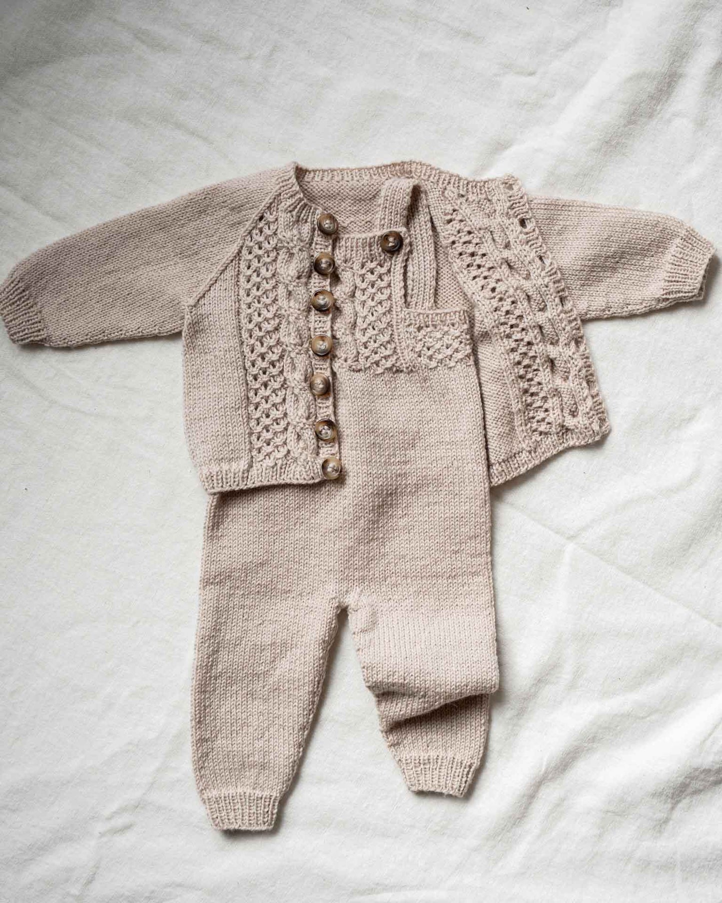 Tidløs og klassisk selebukse for baby og barn.