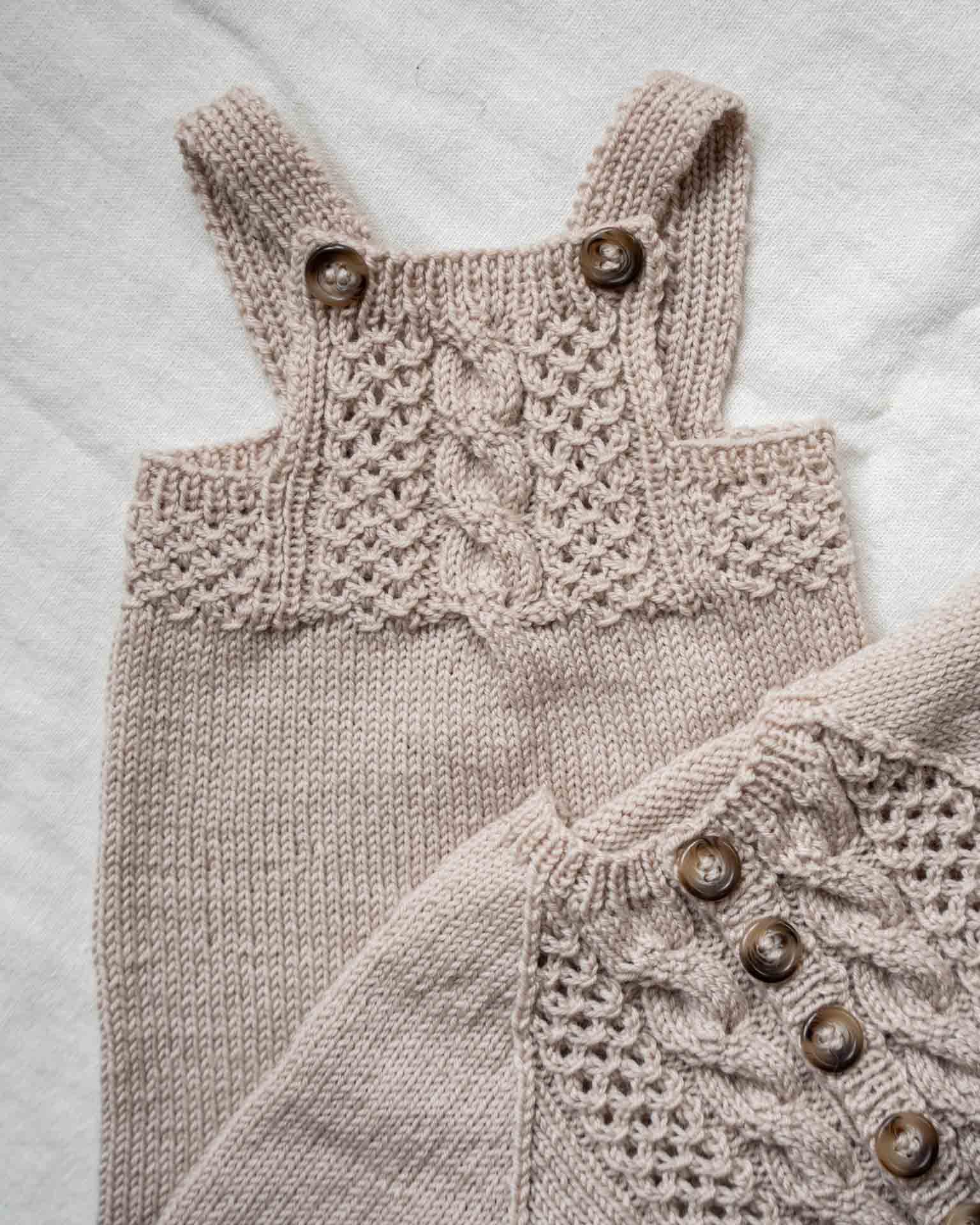 Jakob Selebukse strikkes nedenfra og opp med strukturmønster på smekken og øverste del av bakstykket. Klassisk og søt selebukse for baby og barn.