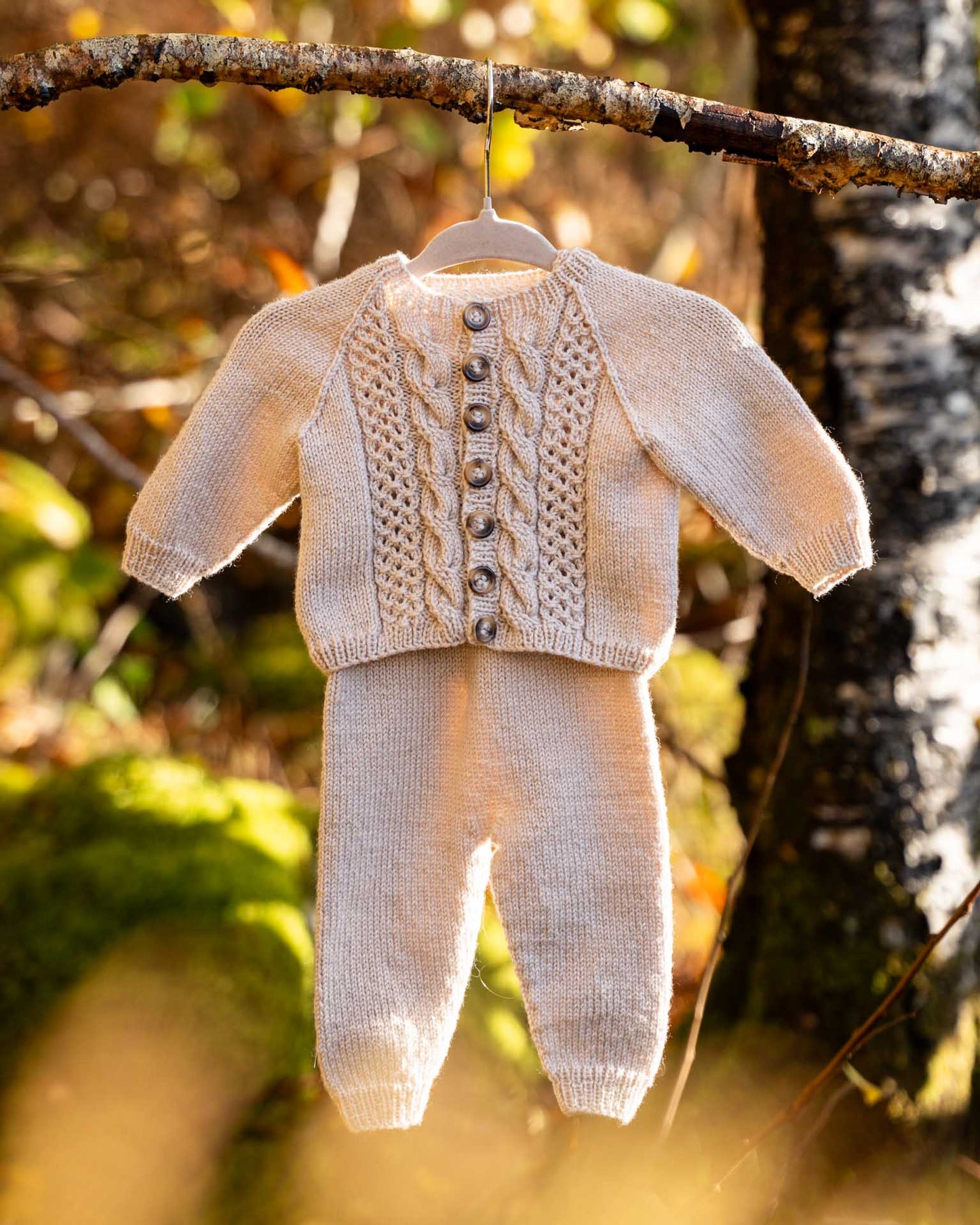 Jakob Hentesett | Strikkeoppskrift på klassisk hentesett til baby