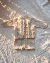 Last inn bildet i Galleri-visningsprogrammet, Jakob jakke strikkes i et søtt strukturmønster bestående av fletter og hullmønster. 
