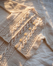 Last inn bildet i Galleri-visningsprogrammet, Jakob jakke strikkes nedenfra og opp med strukturmønster på forstykket. Jakken strikkes i et søtt strukturmønster bestående av fletter og hullmønster. 
