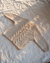 Last inn bildet i Galleri-visningsprogrammet, Jakob jakke strikkes nedenfra og opp med strukturmønster på forstykket. Jakken strikkes i et søtt strukturmønster bestående av fletter og hullmønster. Tidløst og vakkert design
